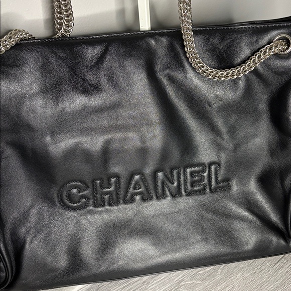 Black Leather Shoulder Bag with Silver Chain - Picture 2 of 6